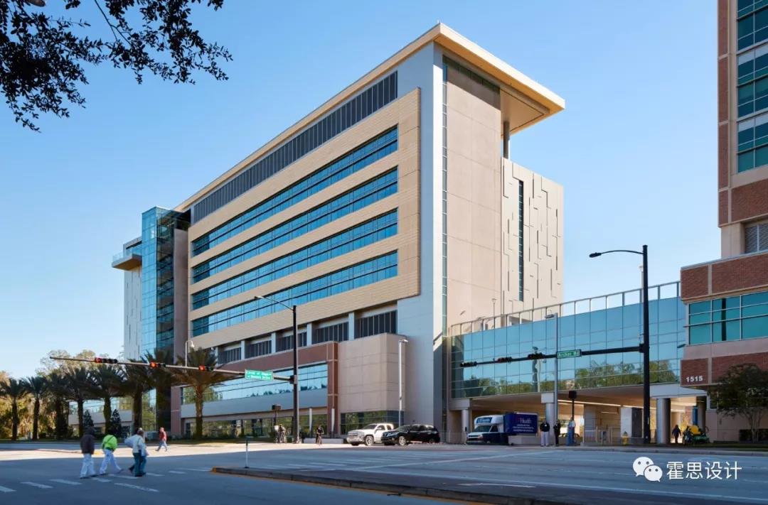新大楼通过回廊和原有建筑连接，促进医疗效率